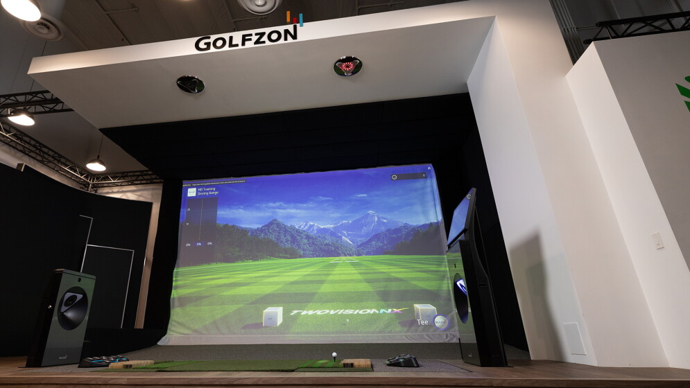 Пример игровой зоны GOLFZON: экран, каркас и защитная отделка