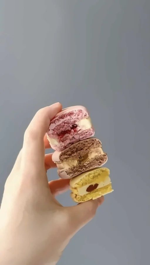 Макарон в руке, вид в разрезе