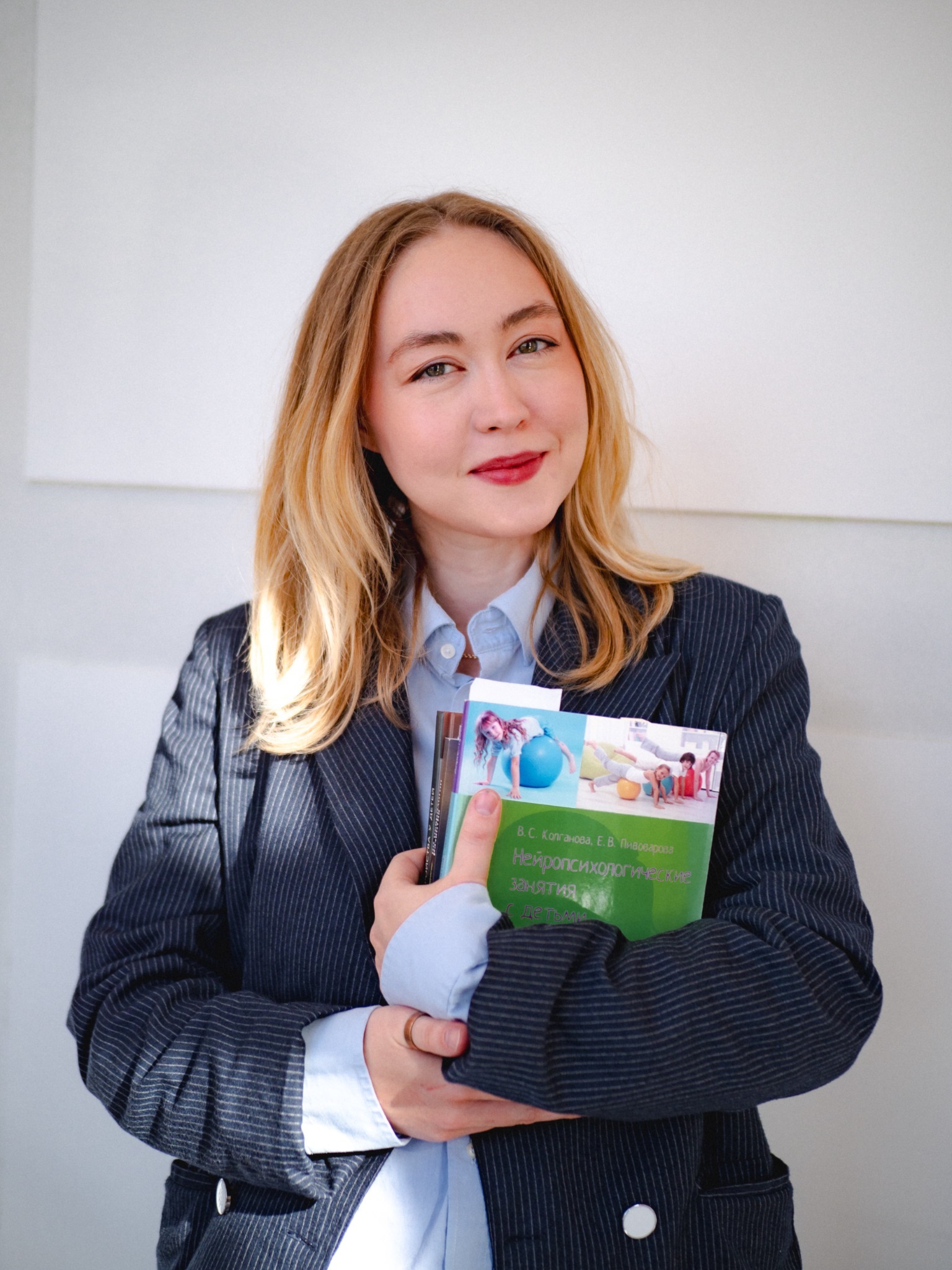 Елена Котлова с книгой по нейропсихологии