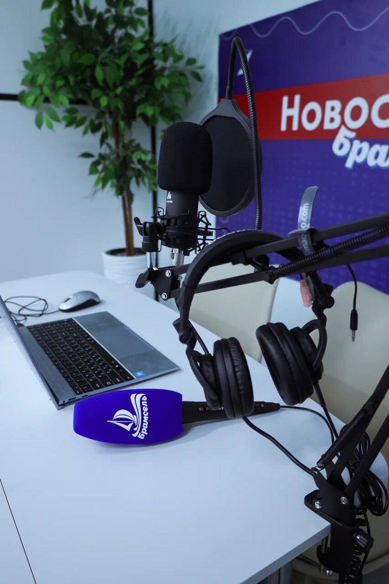 Микрофоны и наушники школьной студии звукозаписи