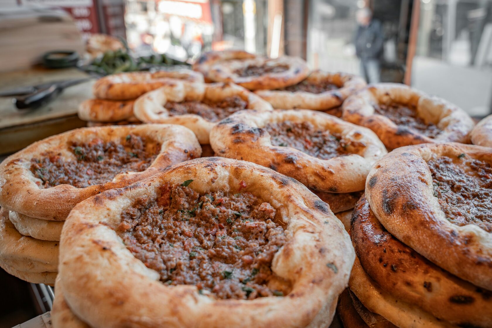 Осетинский пирог с мясом, разрезанный на части, запечённый в духовке