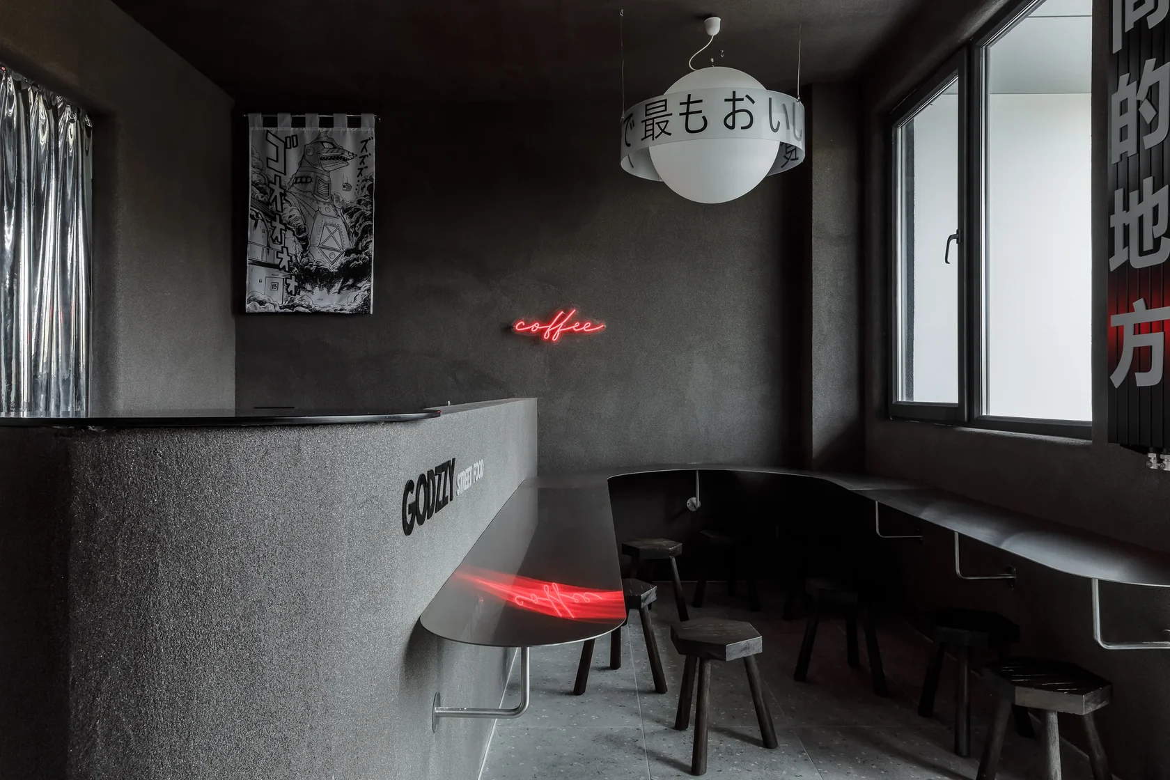 Интерьер кафе GODZZY FOOD в Сочи: тёмные стены, барная стойка, табуреты и неоновая надпись