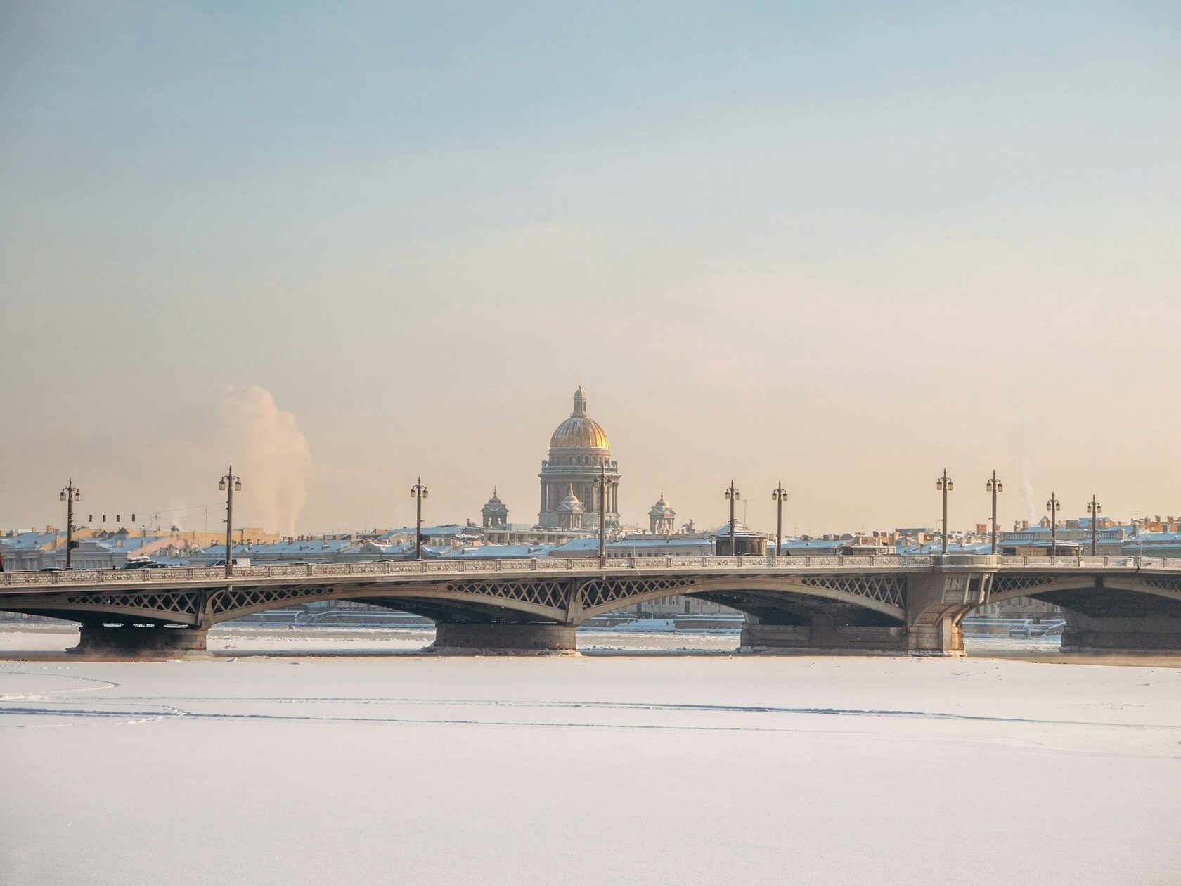 Зимняя Нева и набережная в Санкт-Петербурге