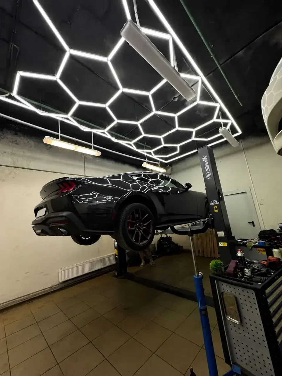 Ford Mustang на подъёмнике