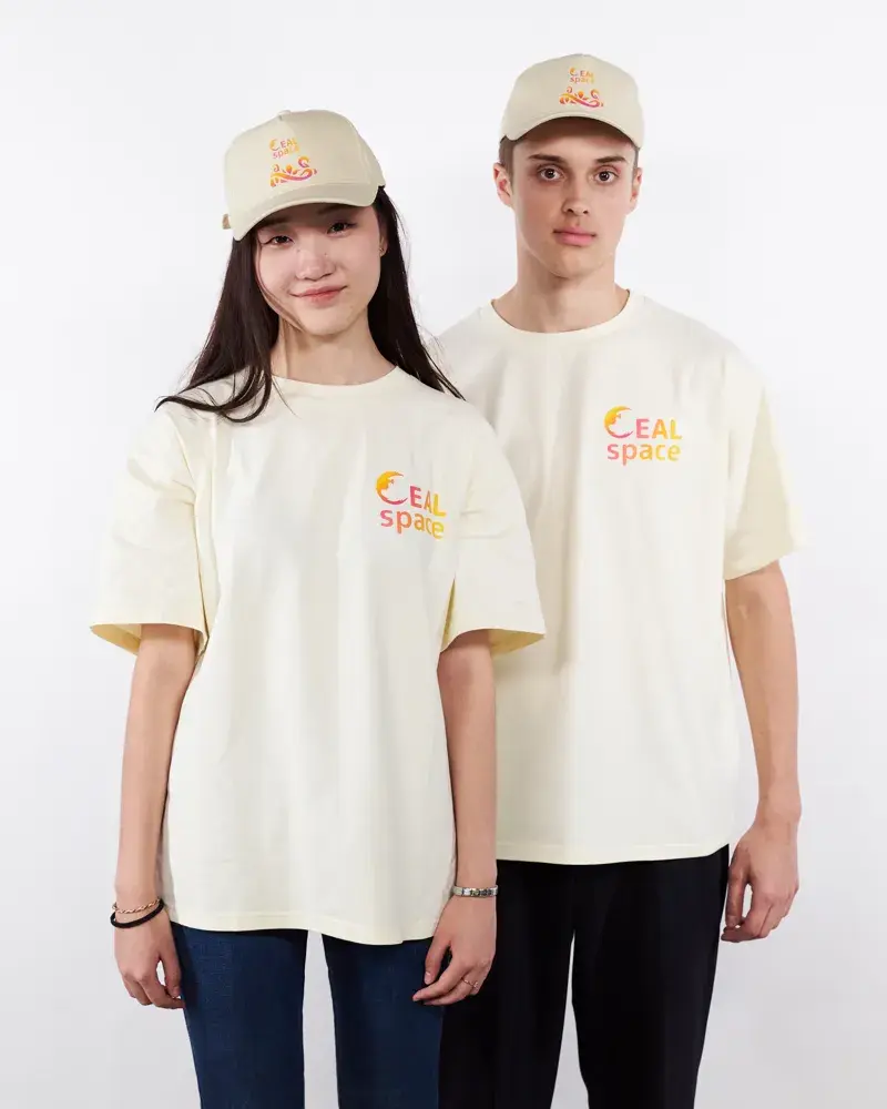 两名身穿 CEAL Space T 恤、头戴帽子的学生