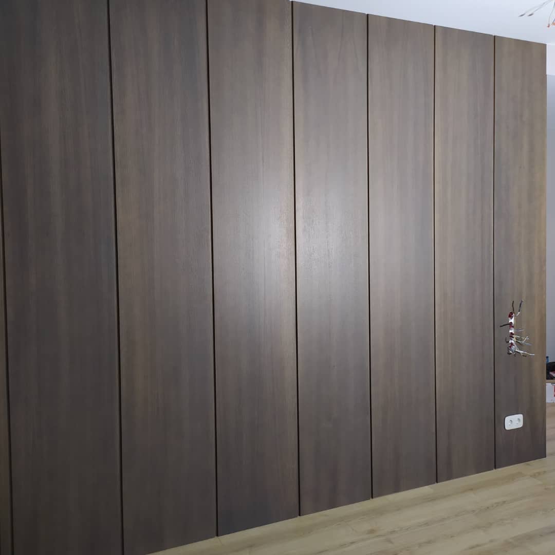 Близкий план стыковки панелей из МДФ, отделанных шпоном американского ореха