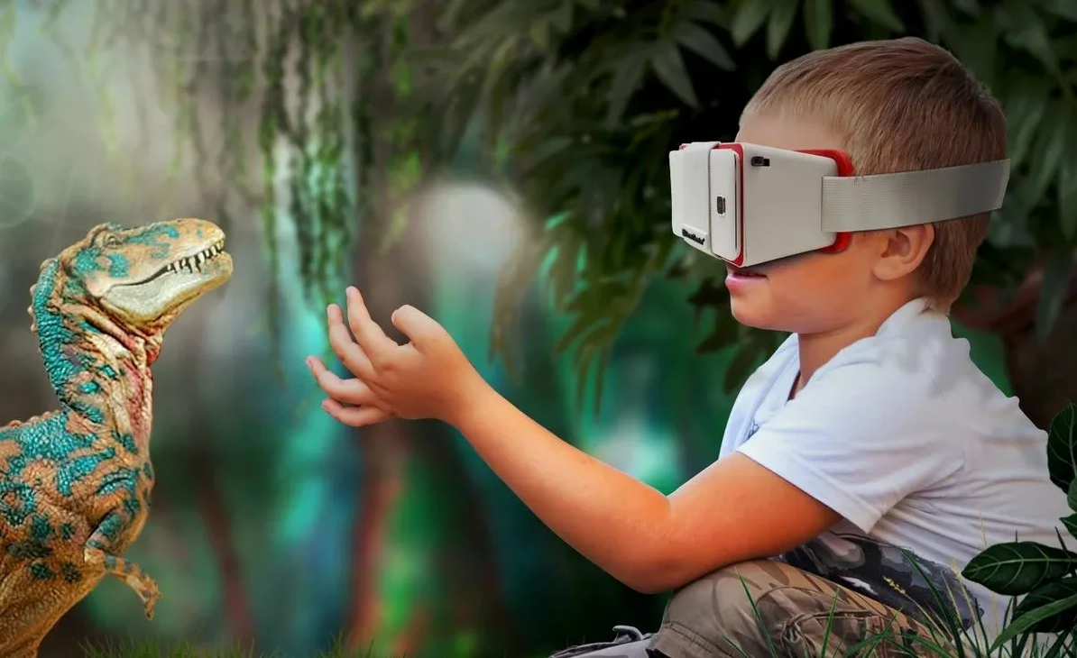 Познавательной реальностью. Виртуальная реальность дети. Виртуальные очки дети. Ребенок в виртуальных очках. Ребенок в очках виртуальной реальности.