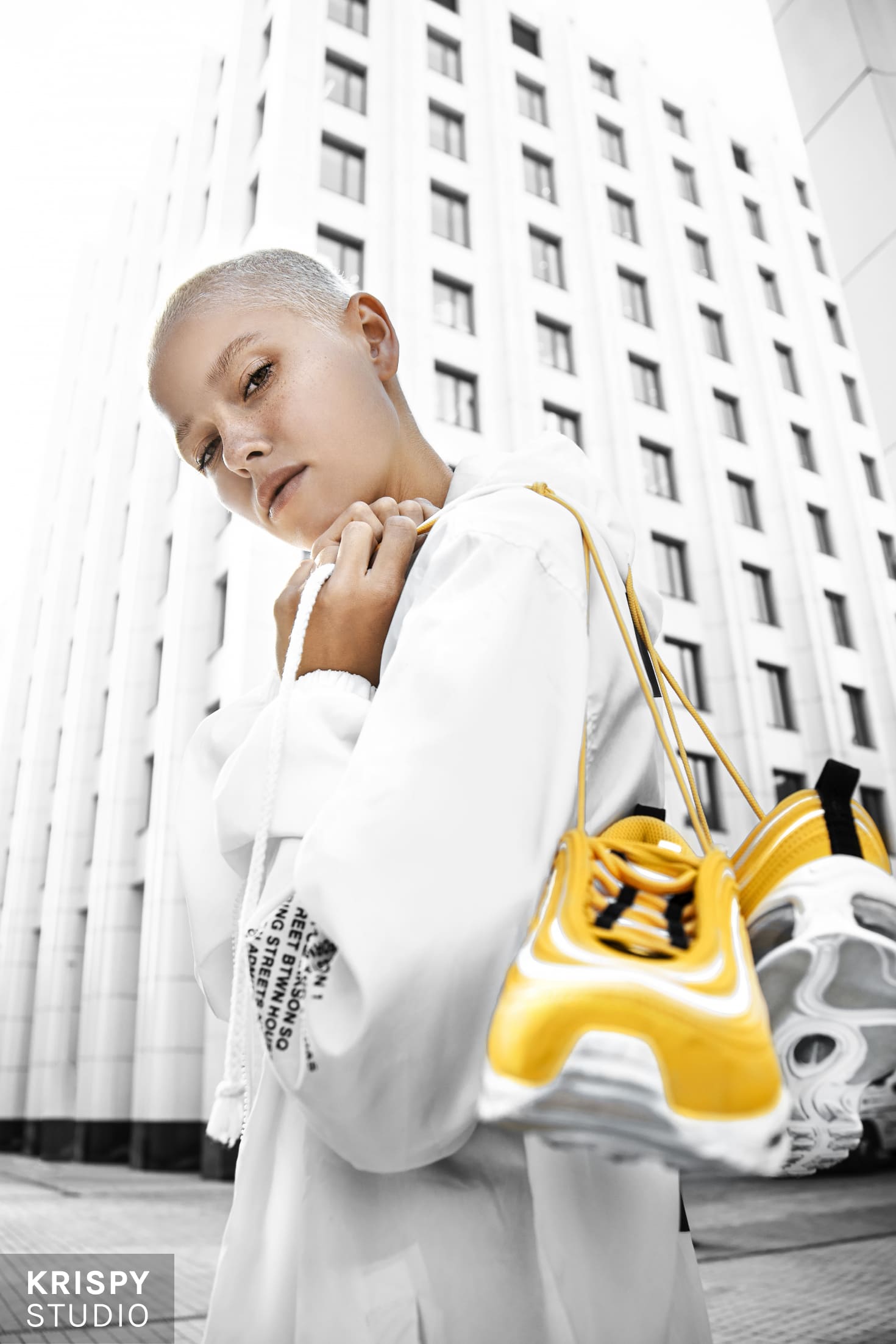 Фотосессия кроссовок Nike унисекс на фоне футуристичной архитектуры