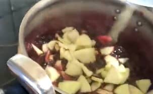 Приготовление варенья из черноплодной рябины с яблоками на зиму: шаг 8