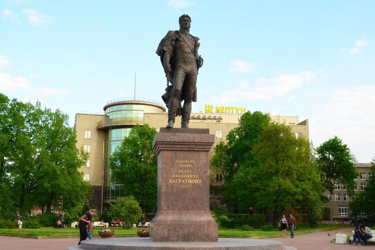 Улица правды памятник. Памятник Багратиону в Петербурге. Багратионовский сквер в Санкт-Петербурге. Памятник Багратиону в Санкт-Петербурге на ул.Марата. Памятник Петру Багратиону СПБ.