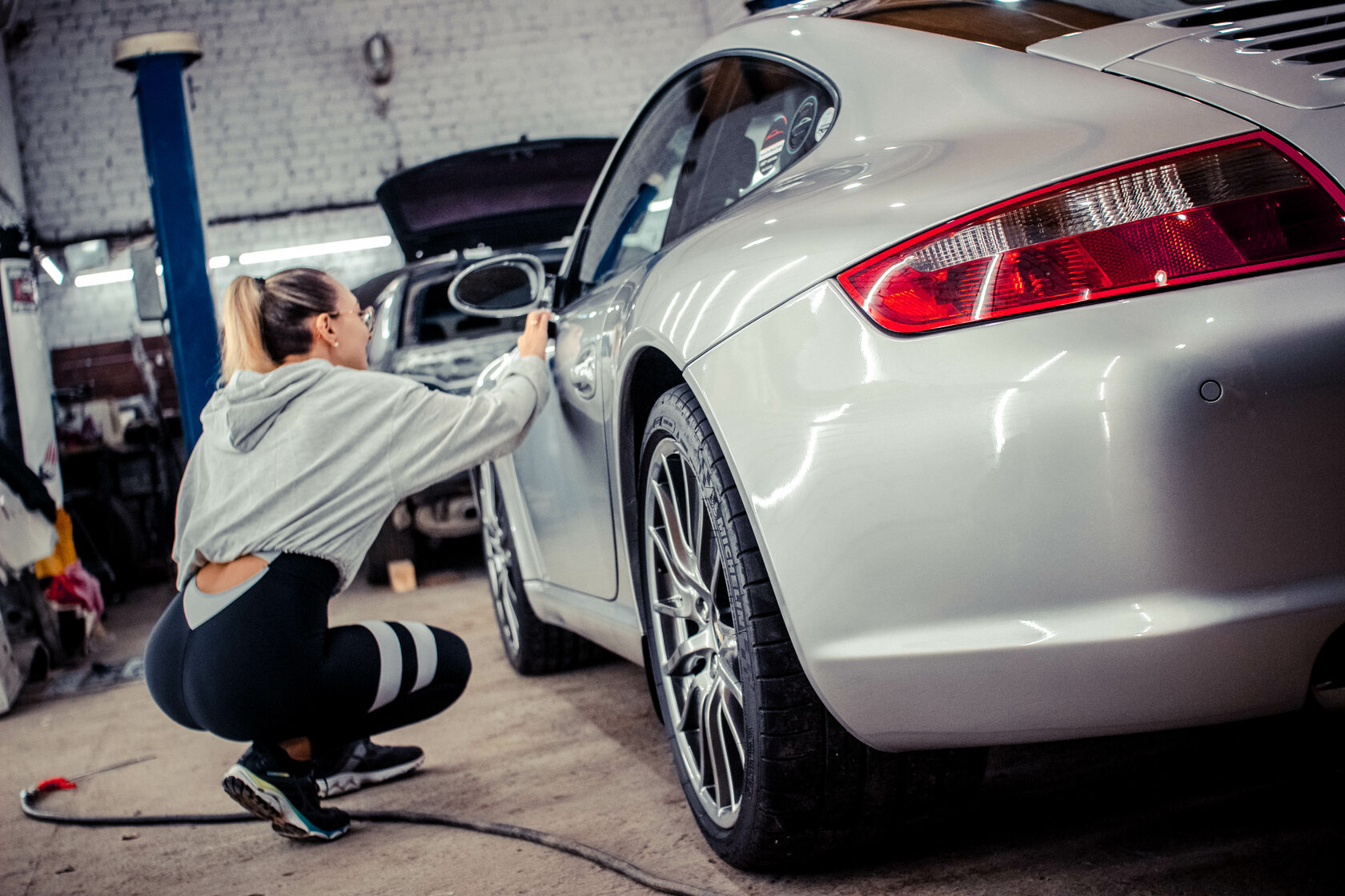 Детейлинг кузова автомобиля. Тойота витц 2019. Детейлинг мойка автомобиля. Детейлинг студия. Студия полировки авто.