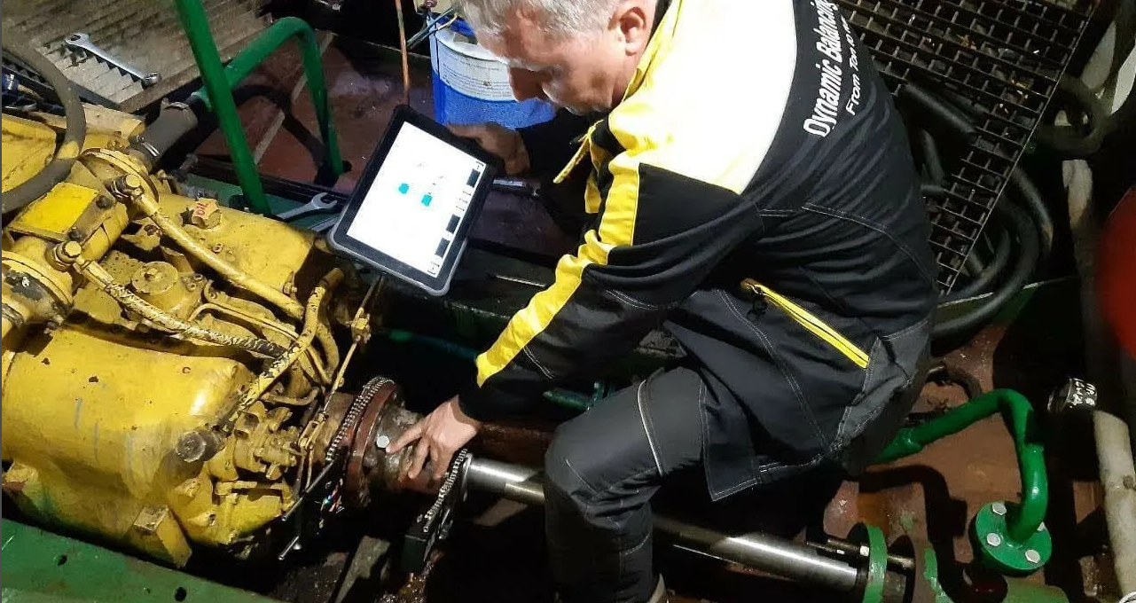 Мастер проводит вибродиагностику промышленного оборудования, подшипников, с целью выявления дефекта и дальнейшей балансировки