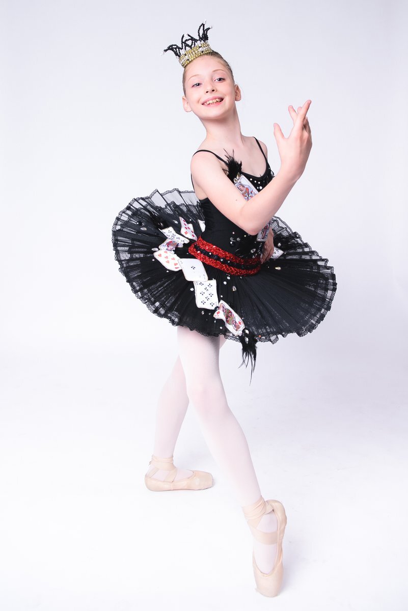Выступление ученицы Baby Ballet на сцене