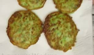 Приготовление оладий из кабачков на сковороде с чесноком: шаг 13