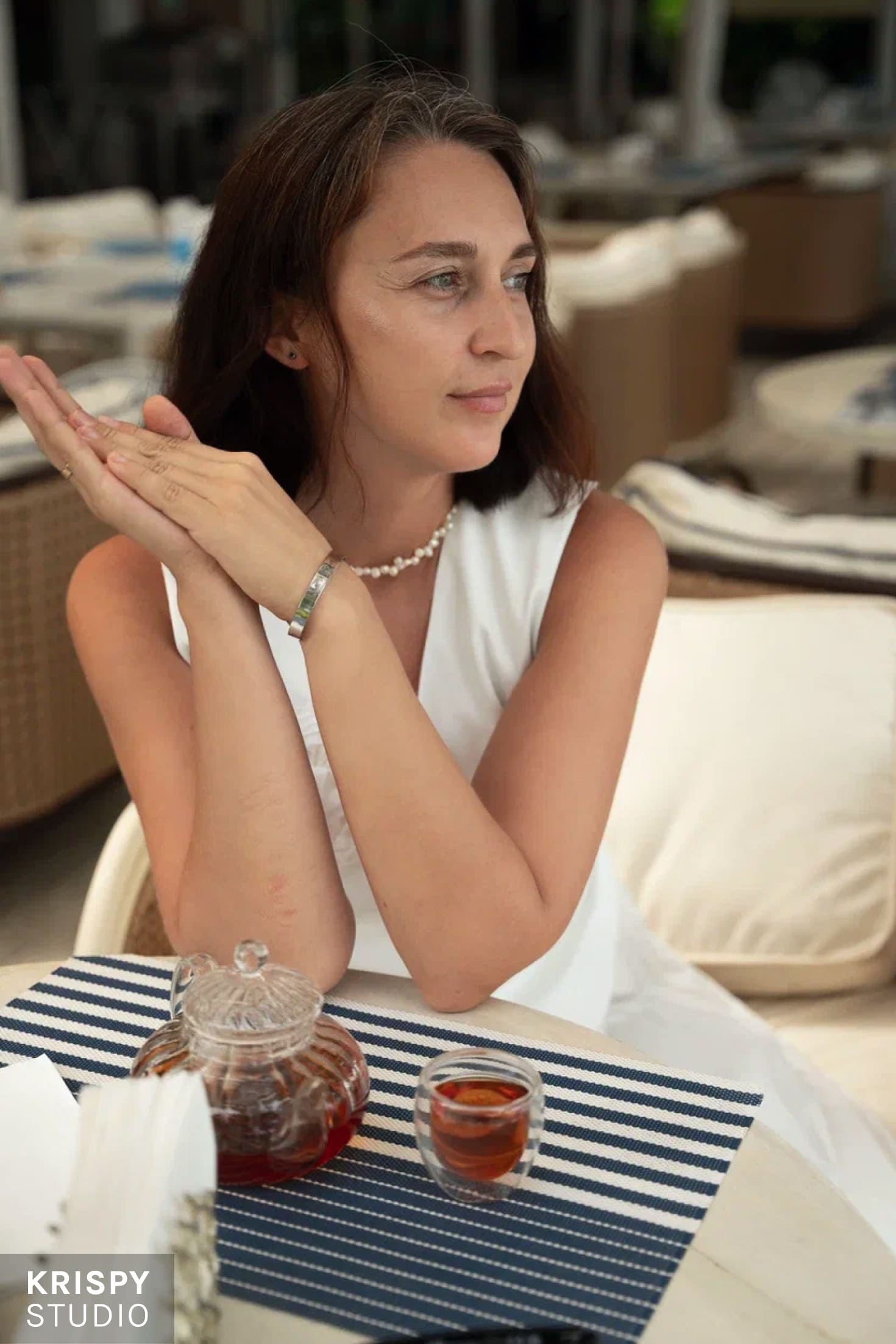 Фотосессия бизнес-леди на фоне океана, роскошный ресторан