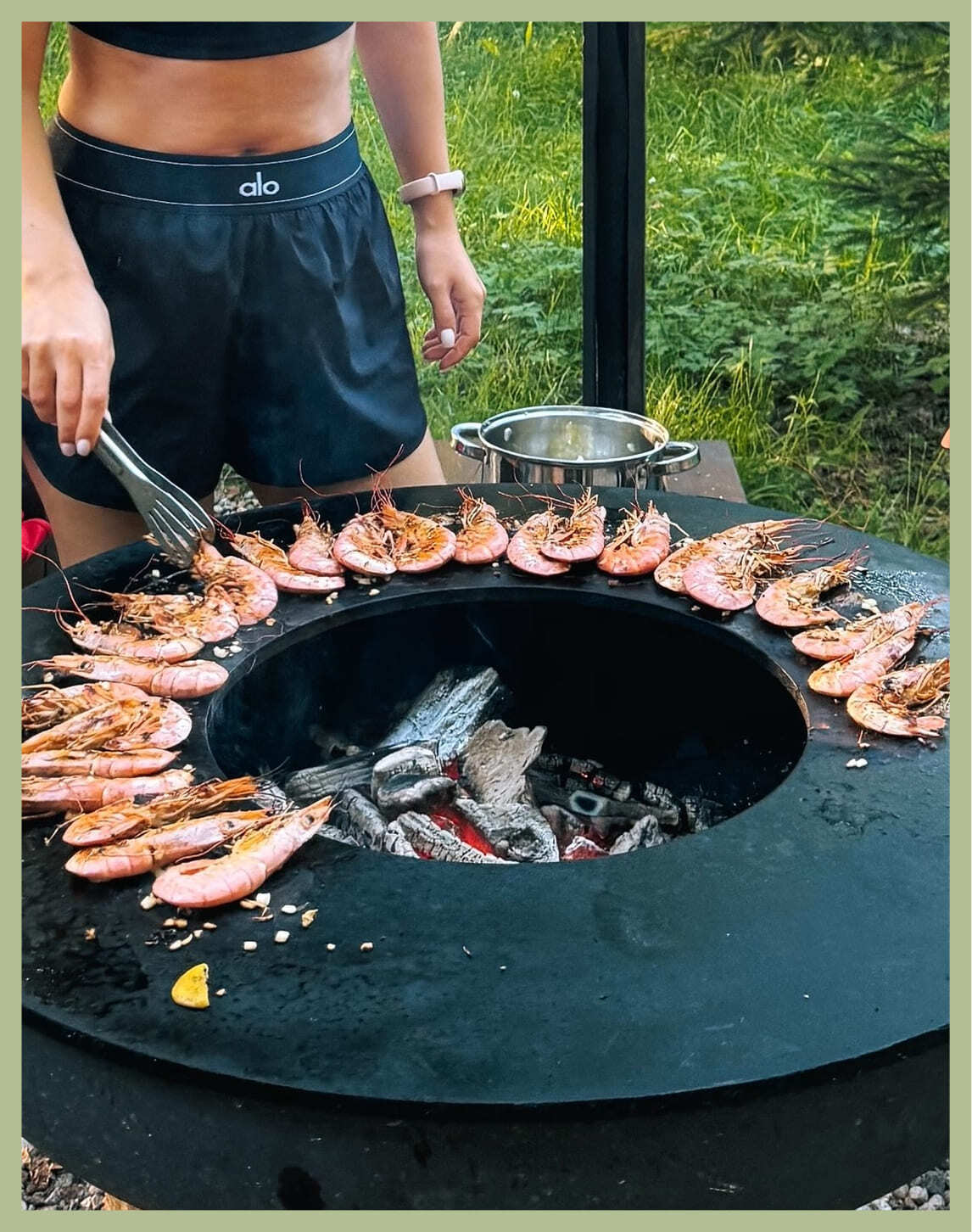 Гриль-очаг возле каждого домика в глэмпинге под кронами
