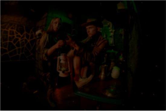 Люди выполняют квест