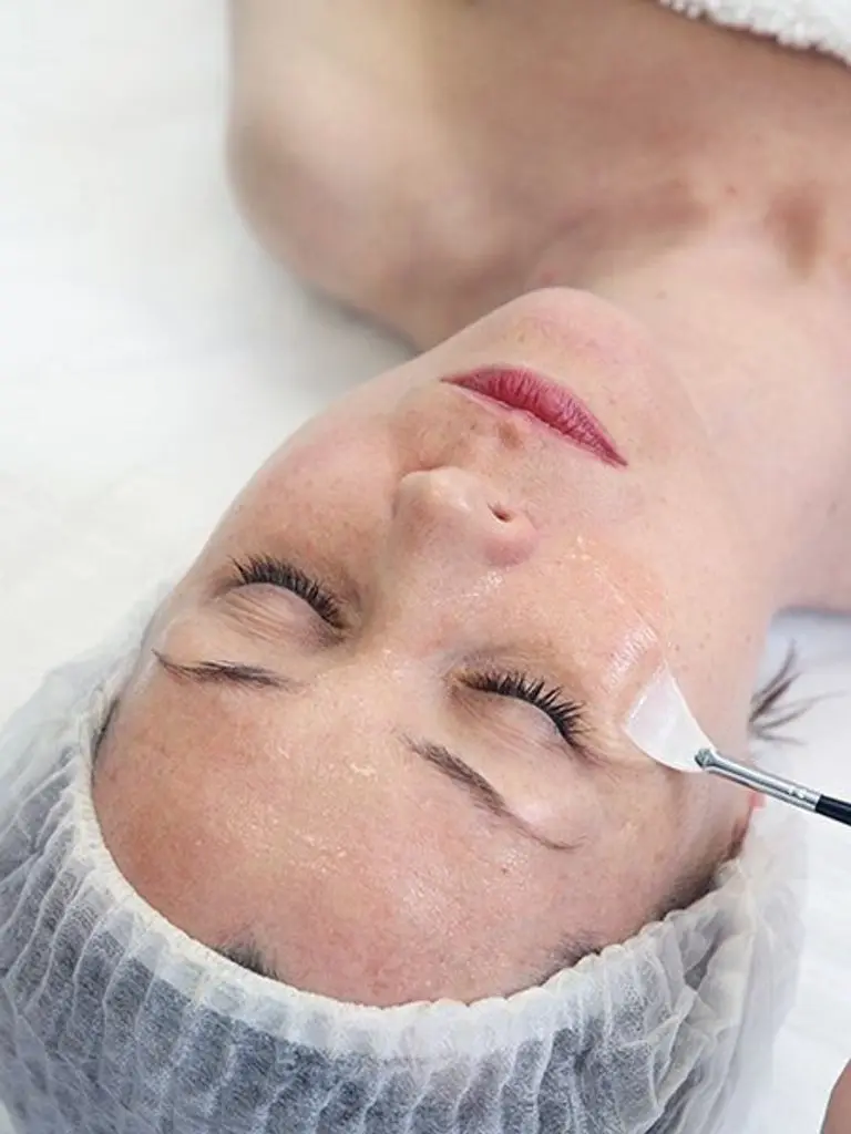 Карбокситерапия — это введение углекислого газа (CO₂) под кожу. — Улучшение микроциркуляции в тканях — Снижение отёчности, «мешков» под глазами — Уменьшение тусклости, «серости» кожи — Улучшение текстуры — кожа становится более плотной, упругой — Эффективна при тонкой, обезвоженной, «уставшей» коже.