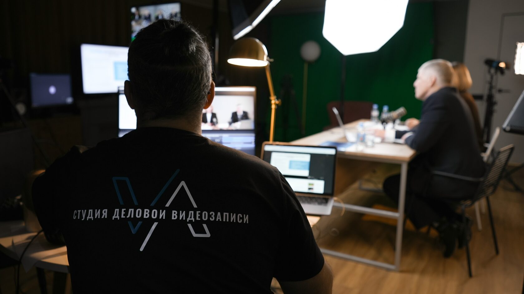 Видеооператор за работой с профессиональной камерой