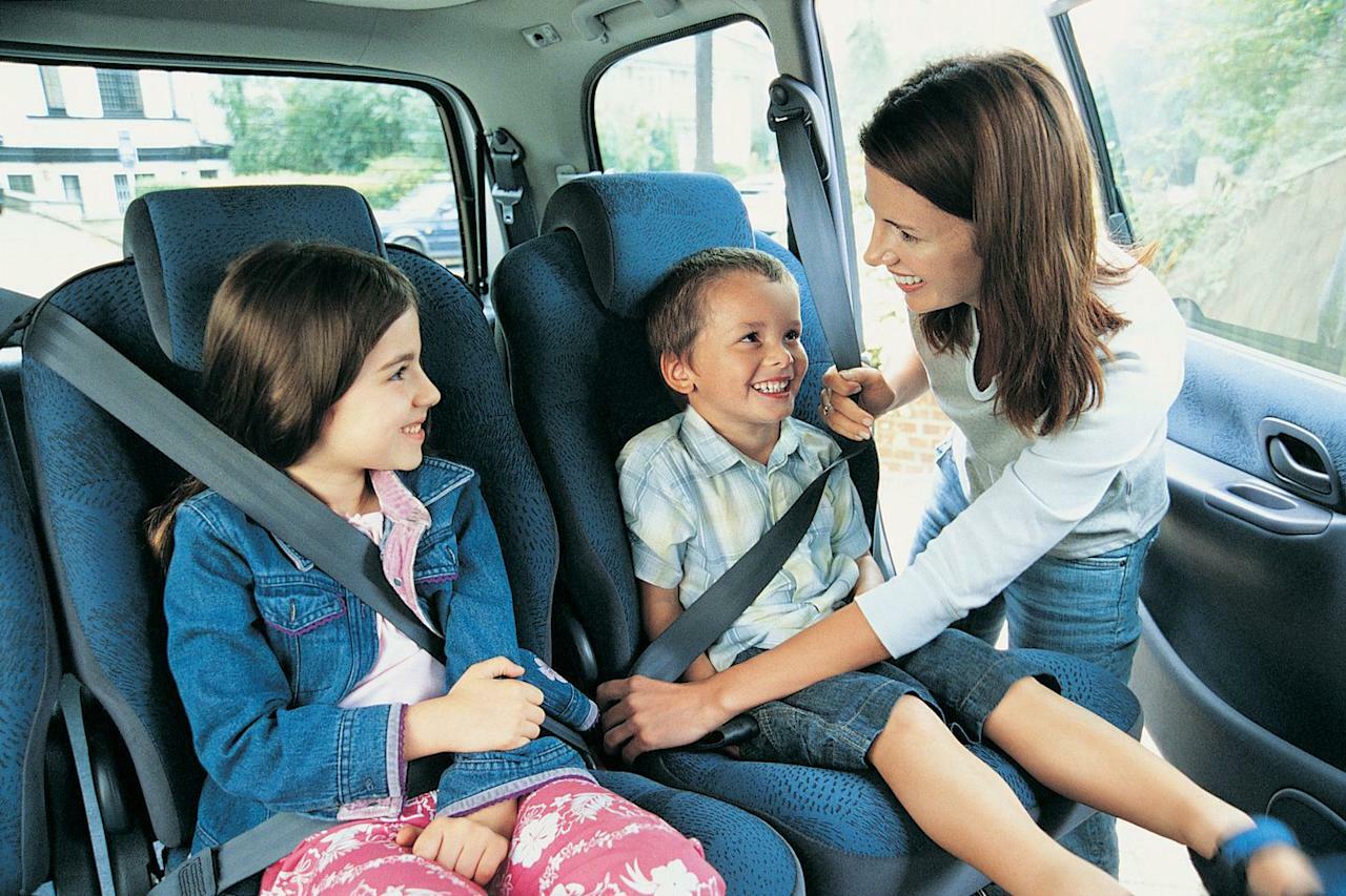 Родители с детьми автомобиль