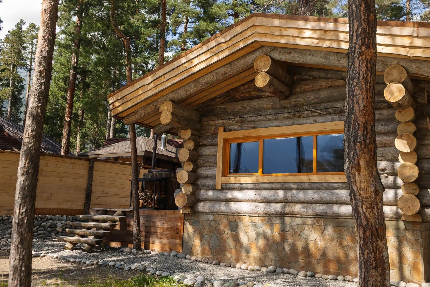 Аланский дом — фасад из бревна