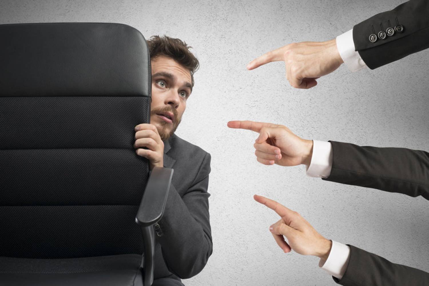 На фотографии изображены сотрудники компании, проводящие различные конкурсы и мероприятия. Возможно, они участвуют в командных играх, спортивных соревнованиях или других активностях, которые способствуют развитию командного духа, мотивации и достижению лу