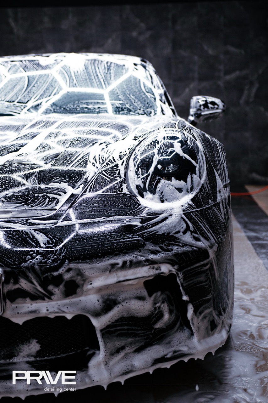 Porsche в пене во время мойки PRIVE