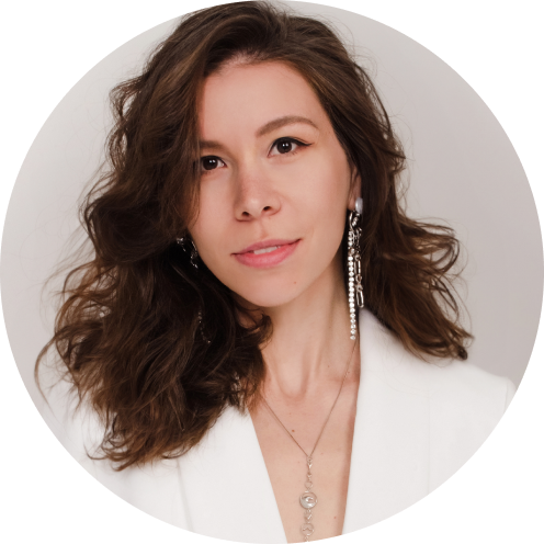 Евгения Прудникова стилист визуализатор бренда девушка в белом пиджаке 