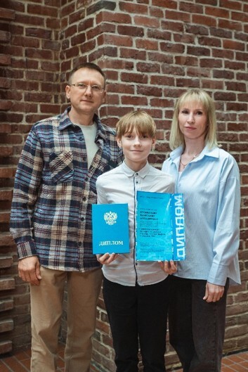 Выпускник с родителями