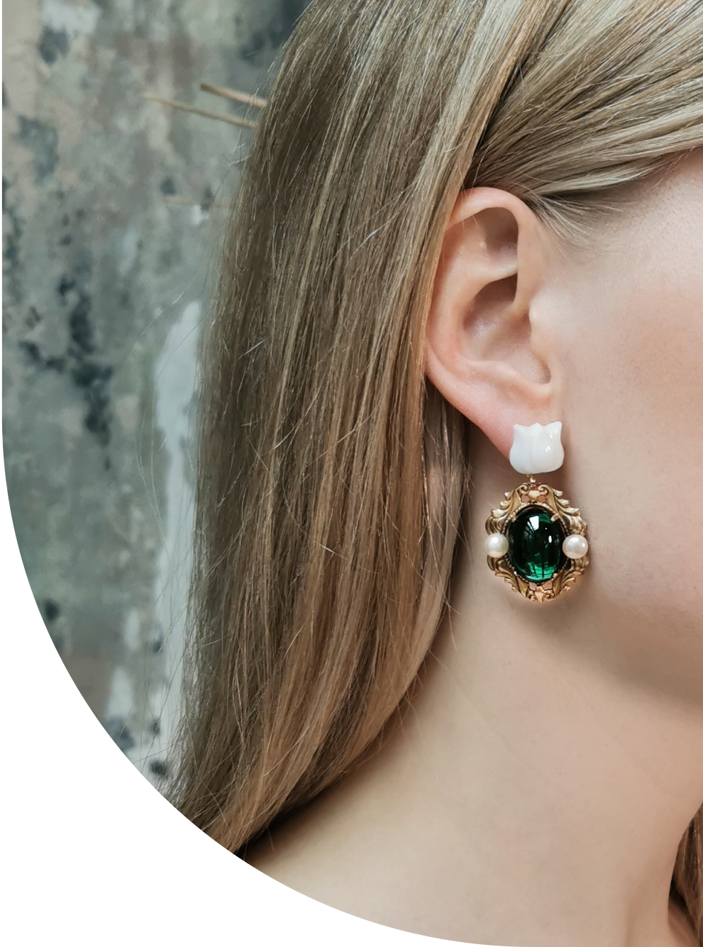 Девушка с сережками с камнями