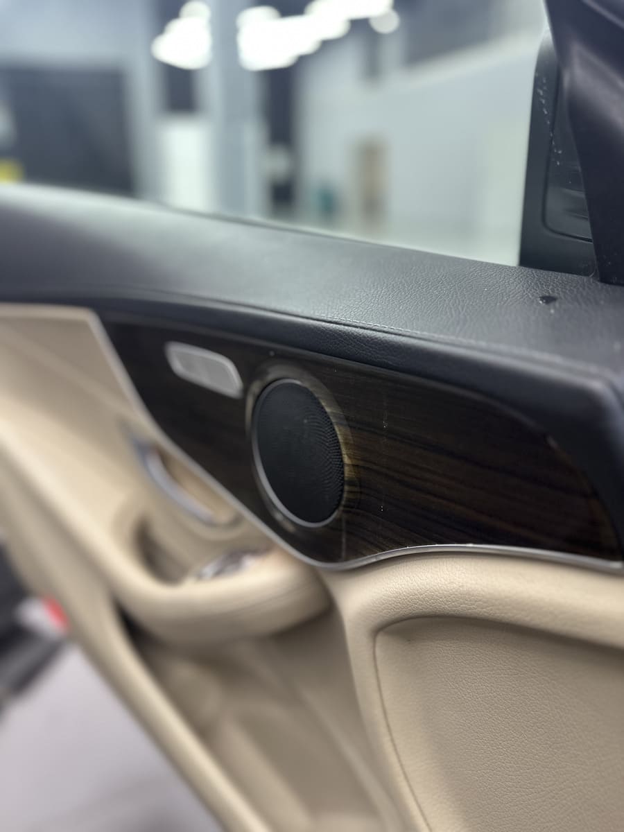 Карта двери и динамик Burmester Mercedes W205 после химчистки