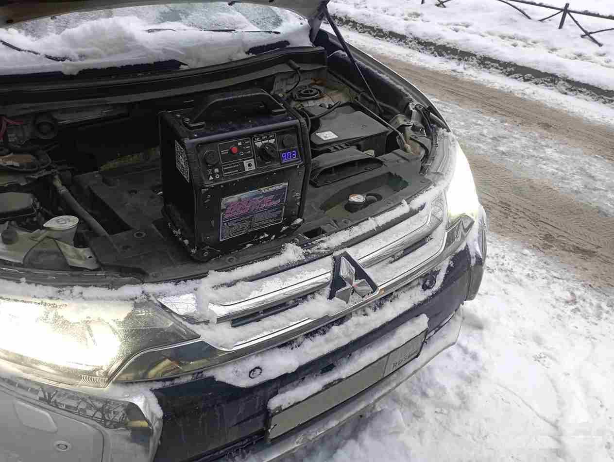 Запустили двигатель, прикурили аккумулятор Mitsubishi Outlander, на проспекте Науки в Калининском районе Санкт-Петербурга