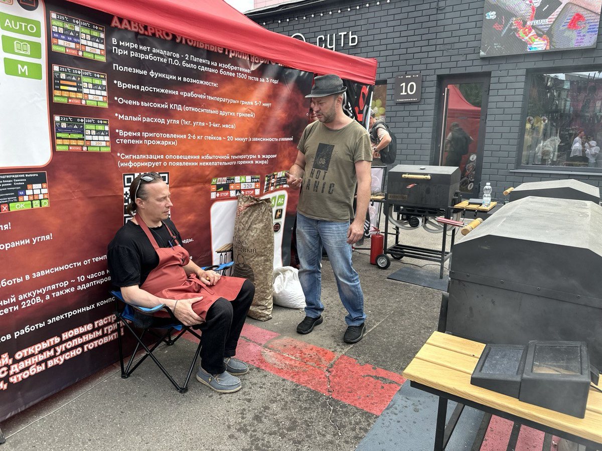 Николай Маликов и Василий Емельяненко у палатки AABS.PRO на Maximum Grill Fest 2024