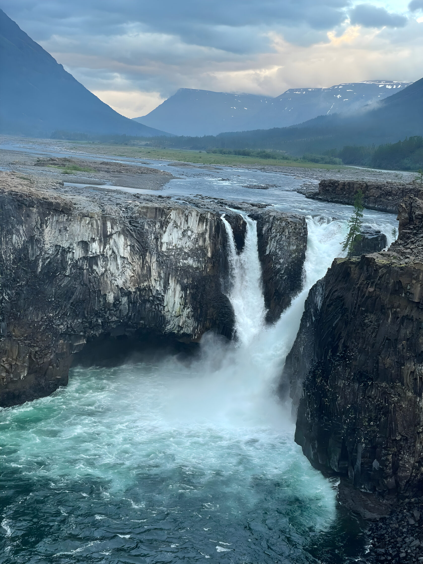 Водопад с плато