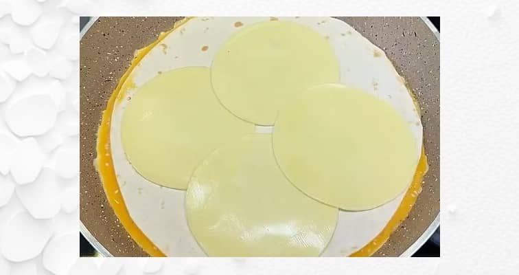 Приготовление омлета «4 сыра» с лавашом на сковороде: шаг 3