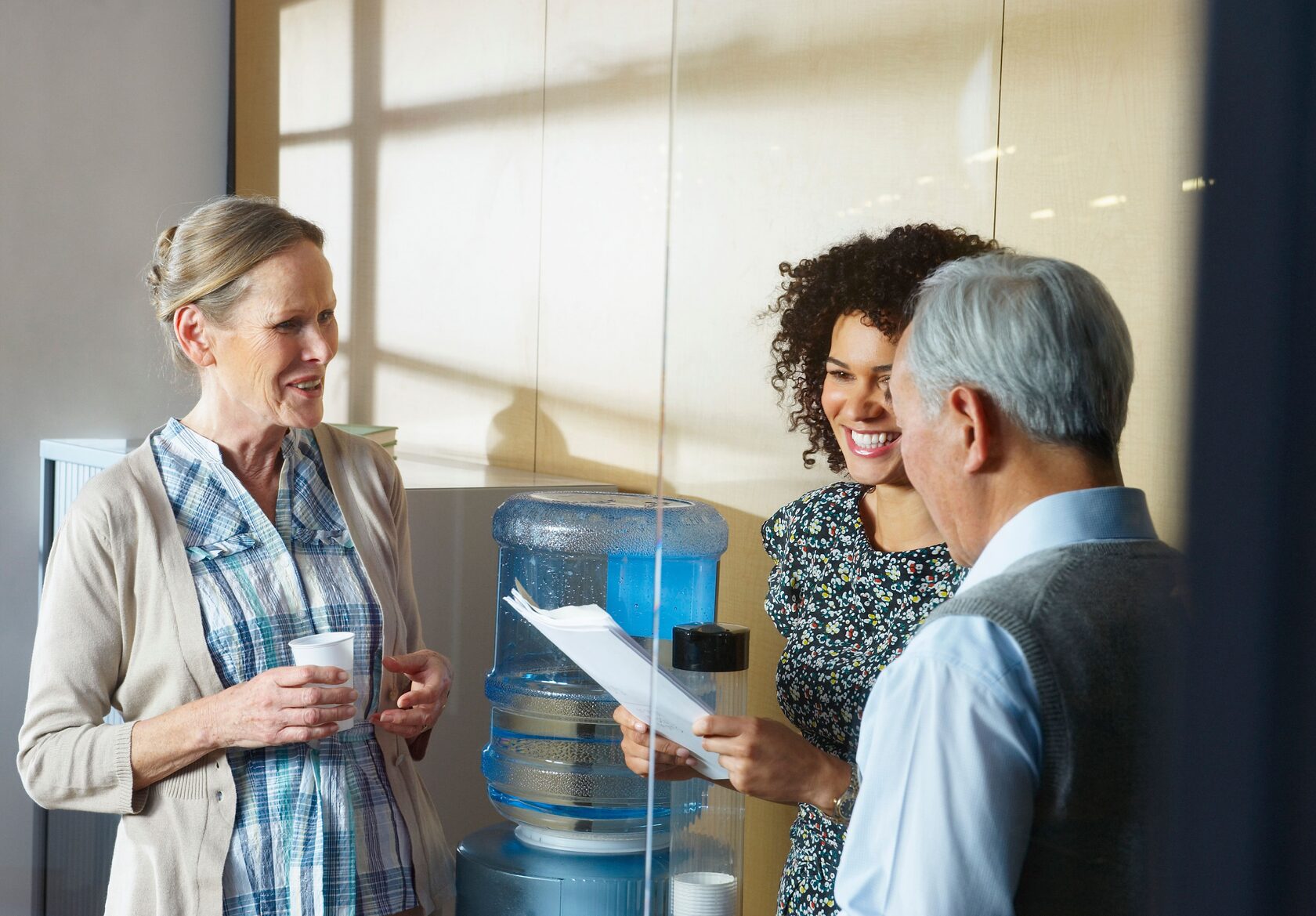 Stay conversations. Пить воду в офисе. Water Cooler talk. Water Office.