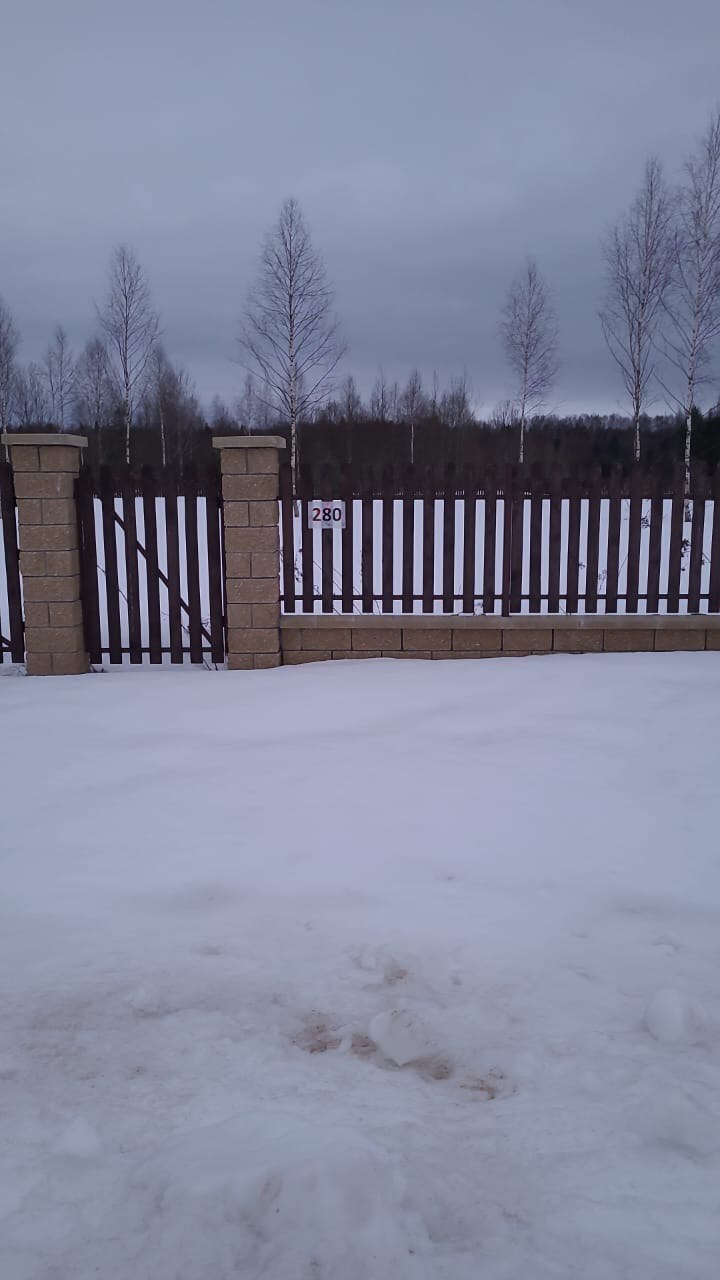 Состояние заснеженной территории частного дома в Твери до начала строительства надежного въезда через канаву.