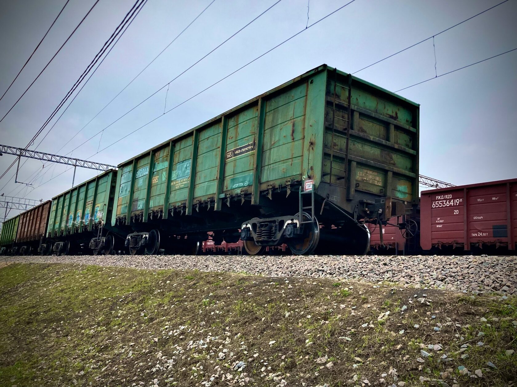 Досмотр грузового железнодорожного вагона на таможенном посту в зоне временного таможенного контроля