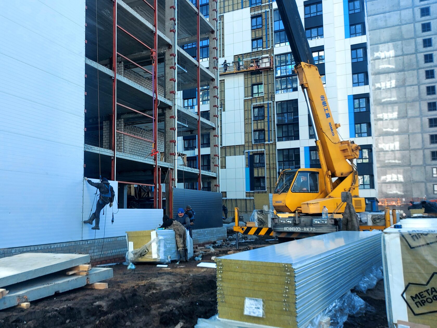 Монтаж сэндвич панелей на автопарковке