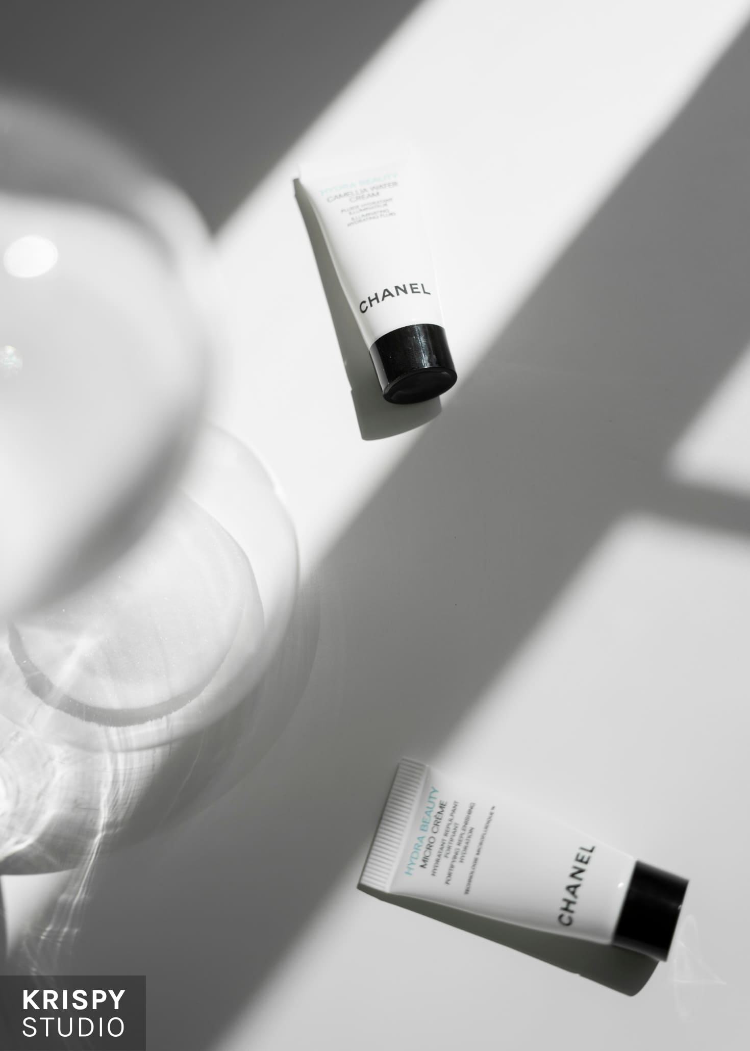 Продукты Chanel в минималистичной фотосессии, выполненной в студии с подбором реквизита и цветокоррекцией.