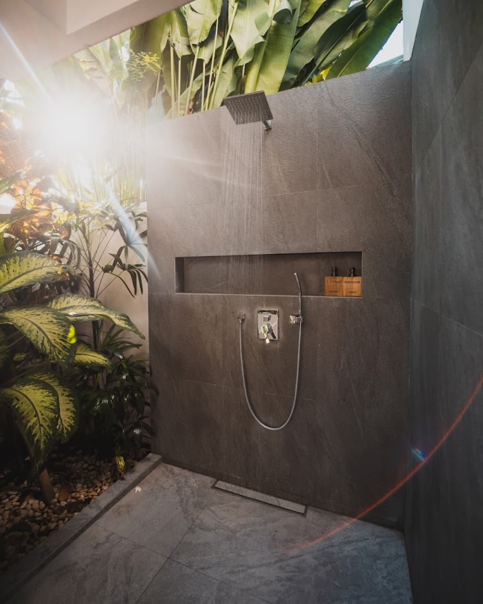 jendela house shower