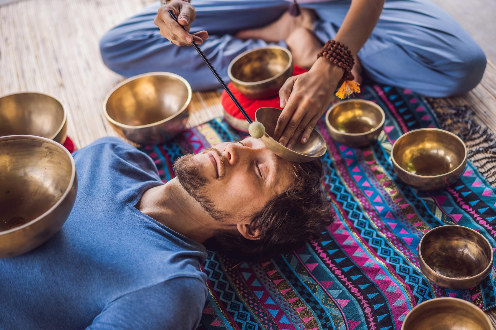 Включи тибетскую. Тибетские чаши медитация. Поющие чаши спа мужчина. Массаж тибетскими чашами. Поющие чаши природа.
