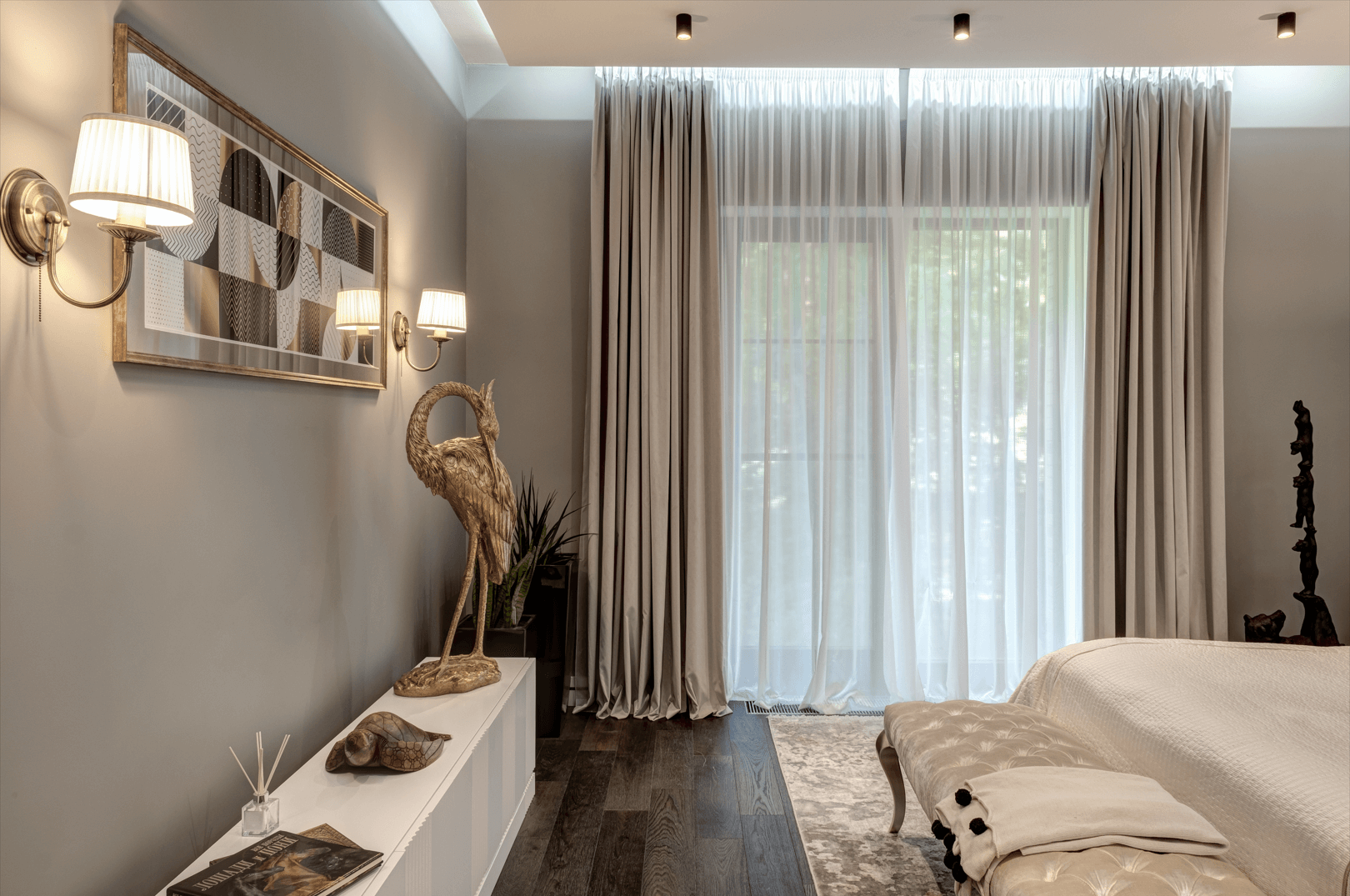 ЖК парк Рублево - Дизайн интерьера спальня, светильники, картина, комод, кровать