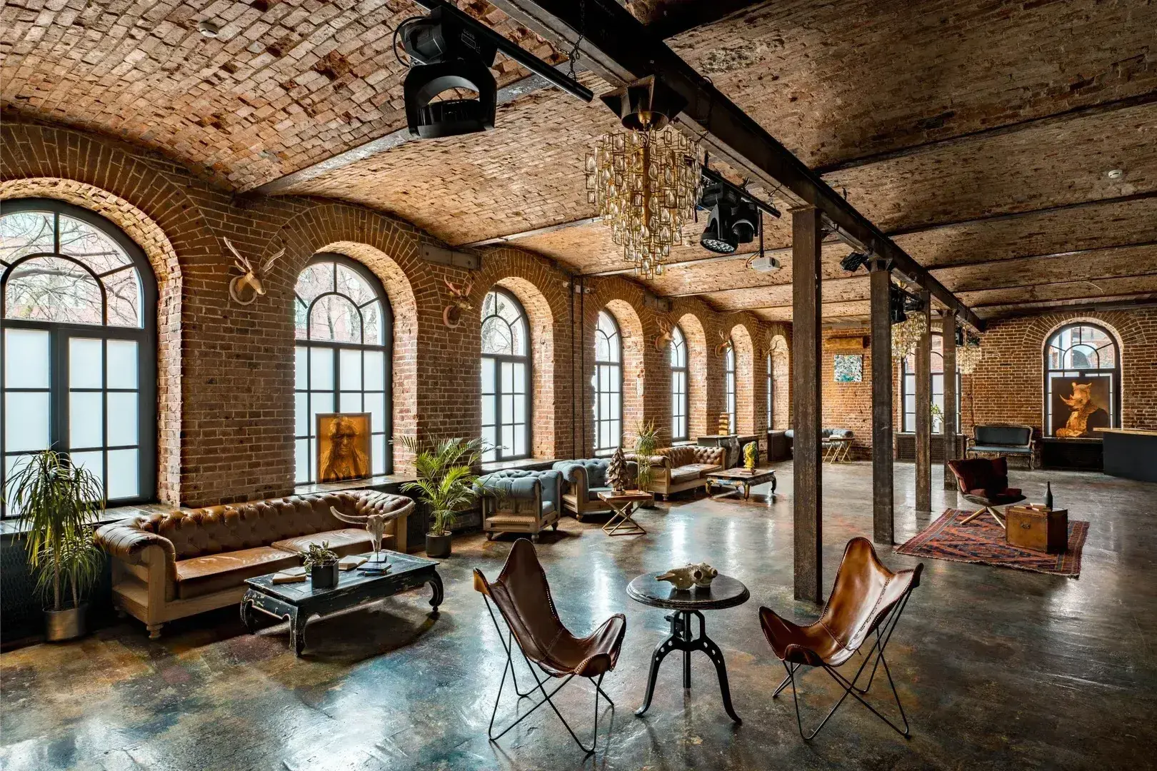 Зал «Ратуша» в LOFT HALL: кирпичные своды, арочные окна, хрустальная люстра и кожаные диваны