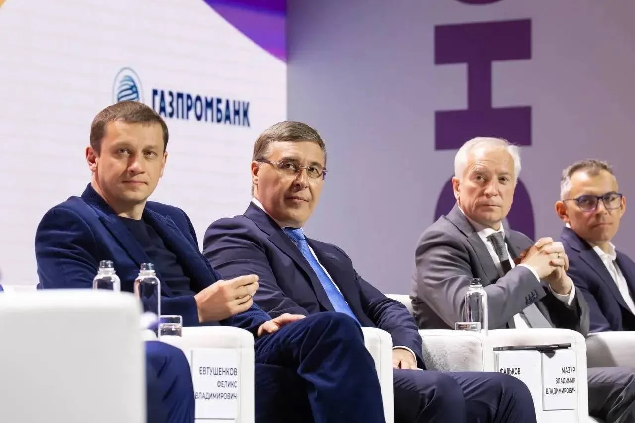 Валерий Фальков на пленарной сессии форума «Юновус» в Томске обсуждает развитие университетского технологического предпринимательства и гранты для студенческих стартапов.