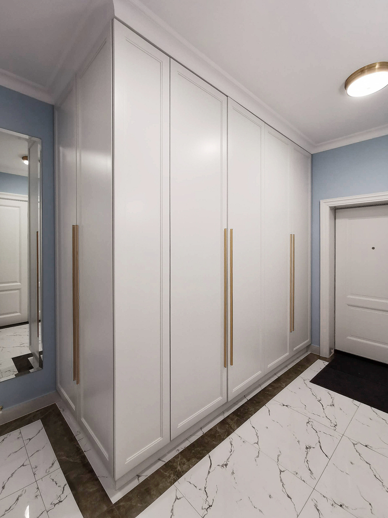 белый угловой шкаф, белая плитка, коричневый бордюр, белая входная дверь