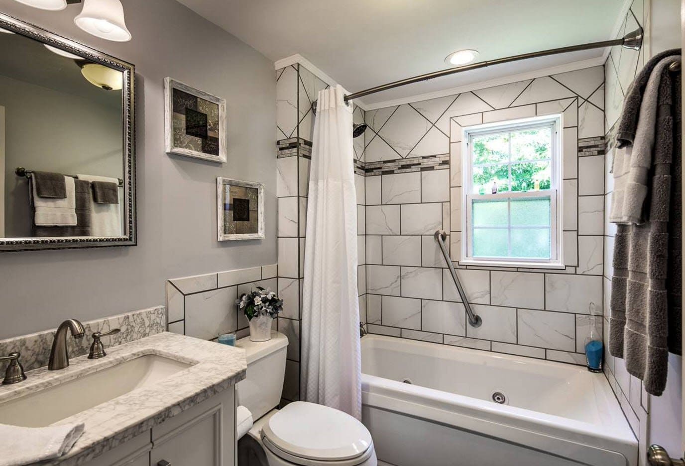 Планировка ванной комнаты с окном: 9 популярных вариантов