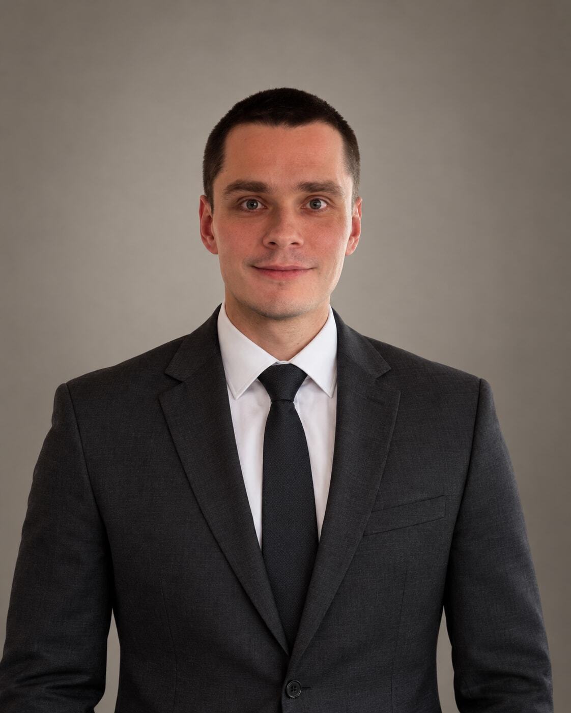 Основатель Popov & Leads Agency в строгом деловом костюме