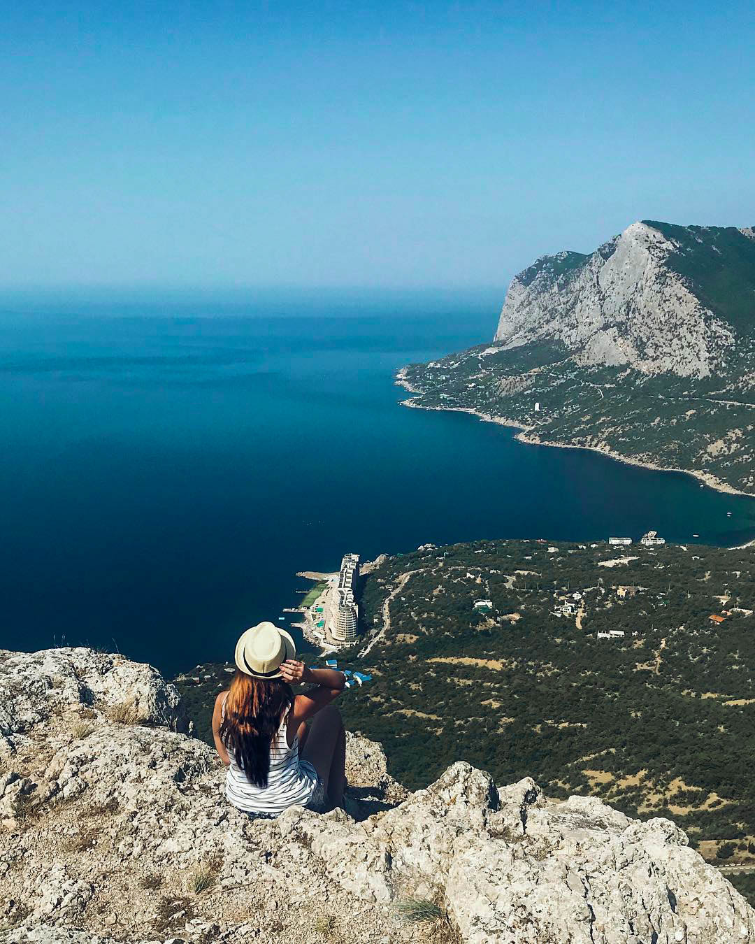 Пара на скале море. То на море то на горы. Вид на море с горы. Вид на море с горы. Вид на море с горы.