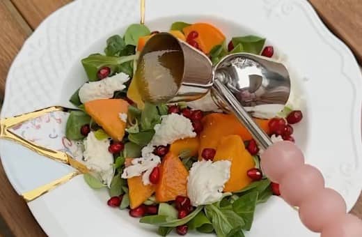 Приготовление салата с хурмой, моцареллой и зёрнами граната: шаг 5